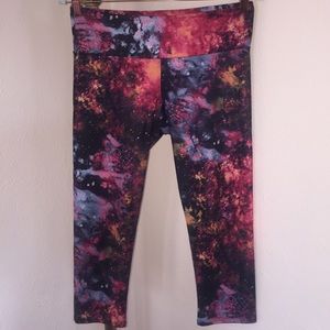 Onzie Mid-Rise Capri Leggings Sz M/L * Sky Print